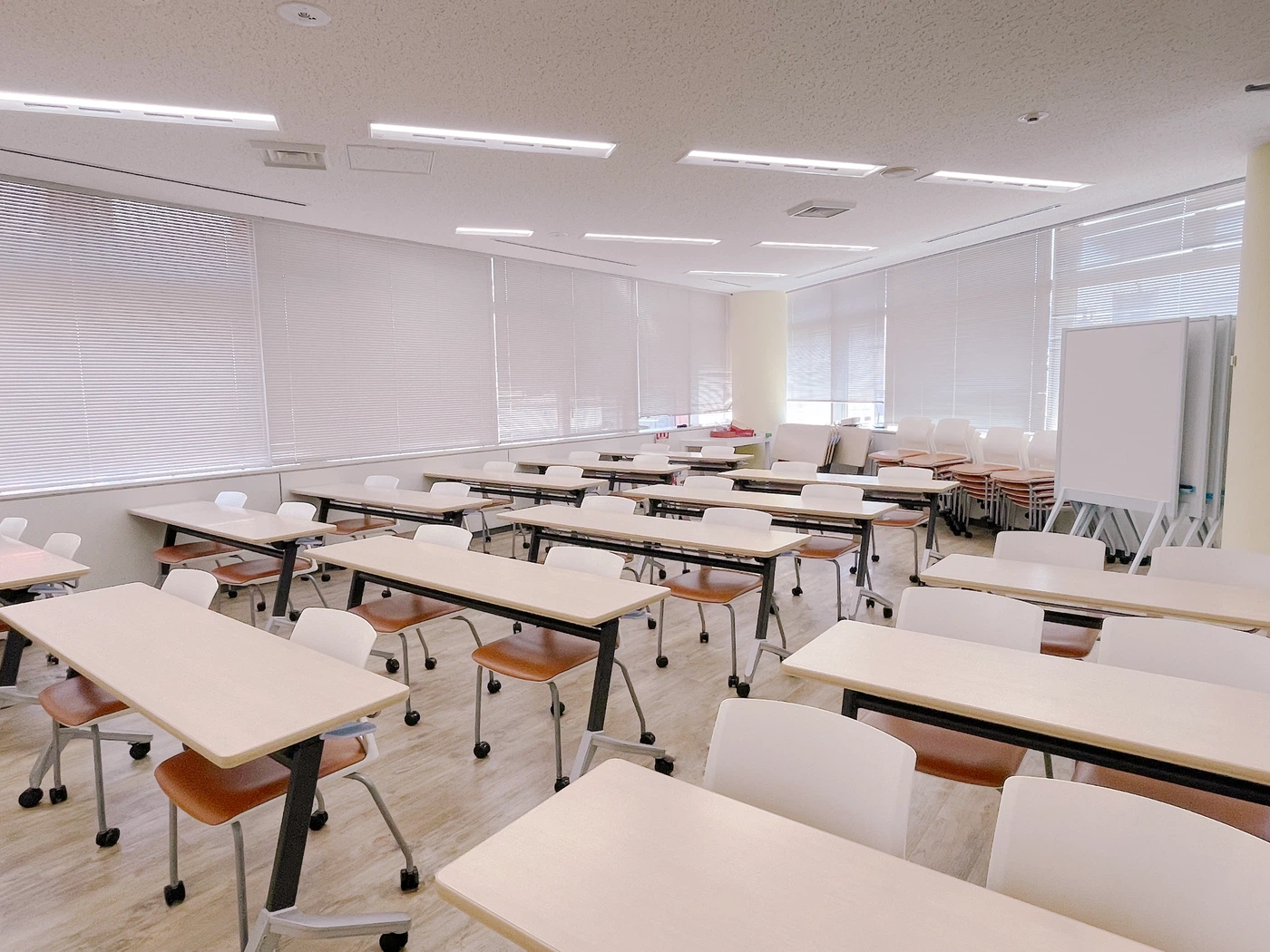 明るいオフィスで協働学習する生徒