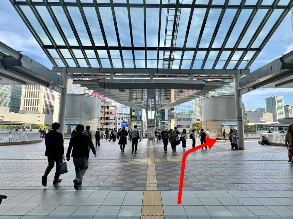 品川駅港南口を出て右奥へ進むルート