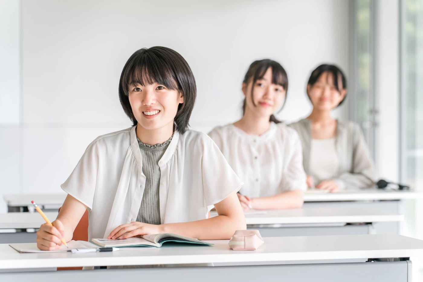 明るいオフィスで入学について相談する様子