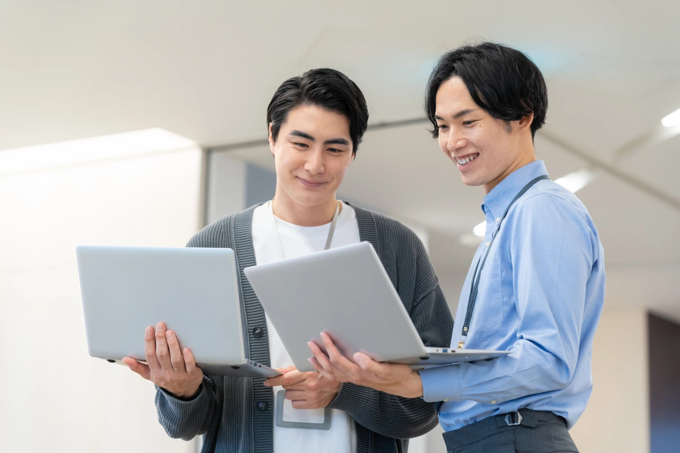 進路と将来の暮らしを資料で確認する様子