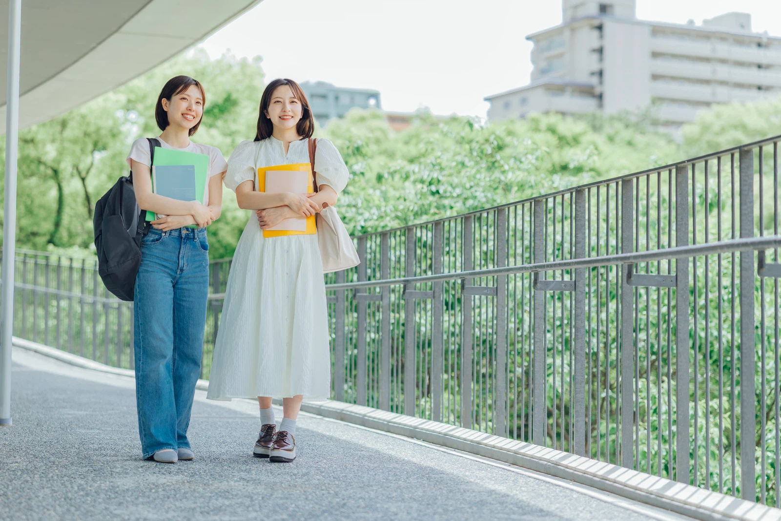 資料を使って進路と将来の暮らしについて考える様子