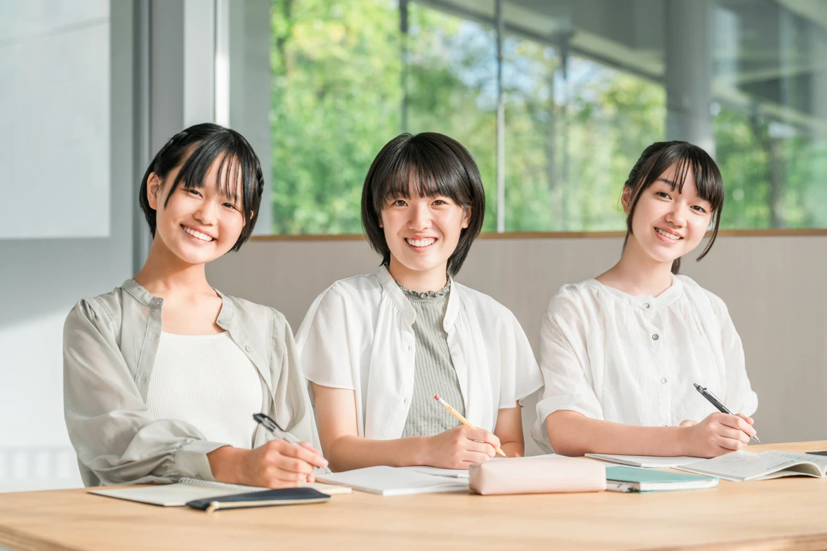 学校行事に参加する生徒たち