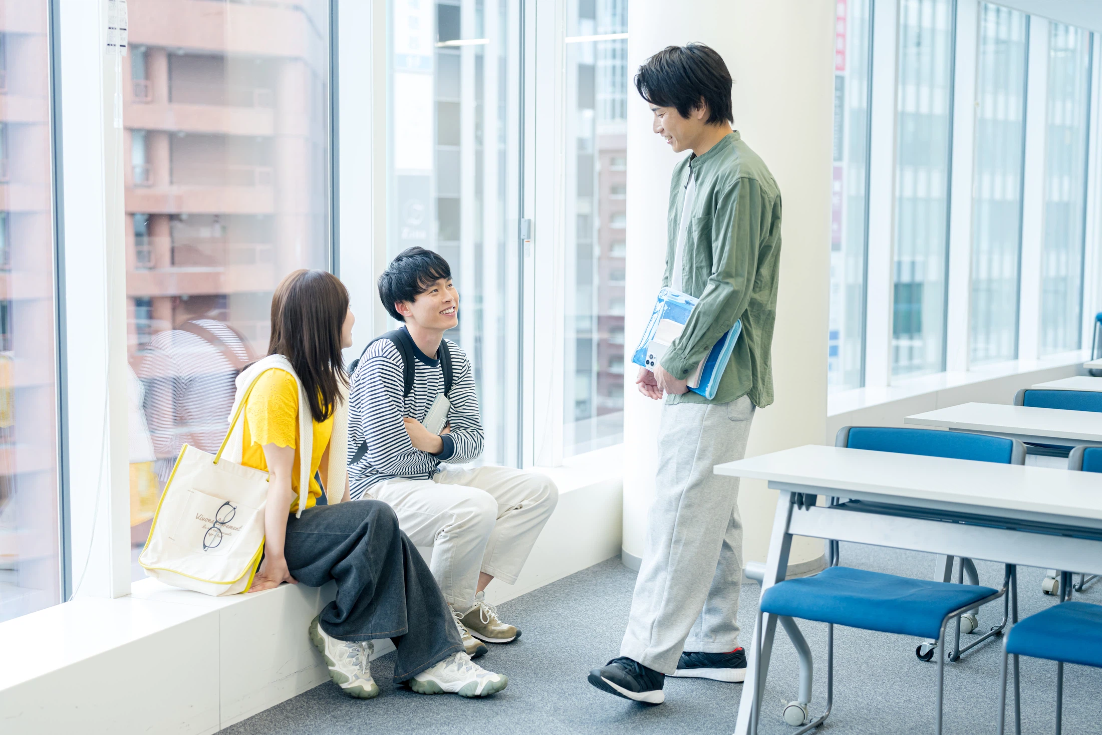 明るい教室で過ごす生徒たち