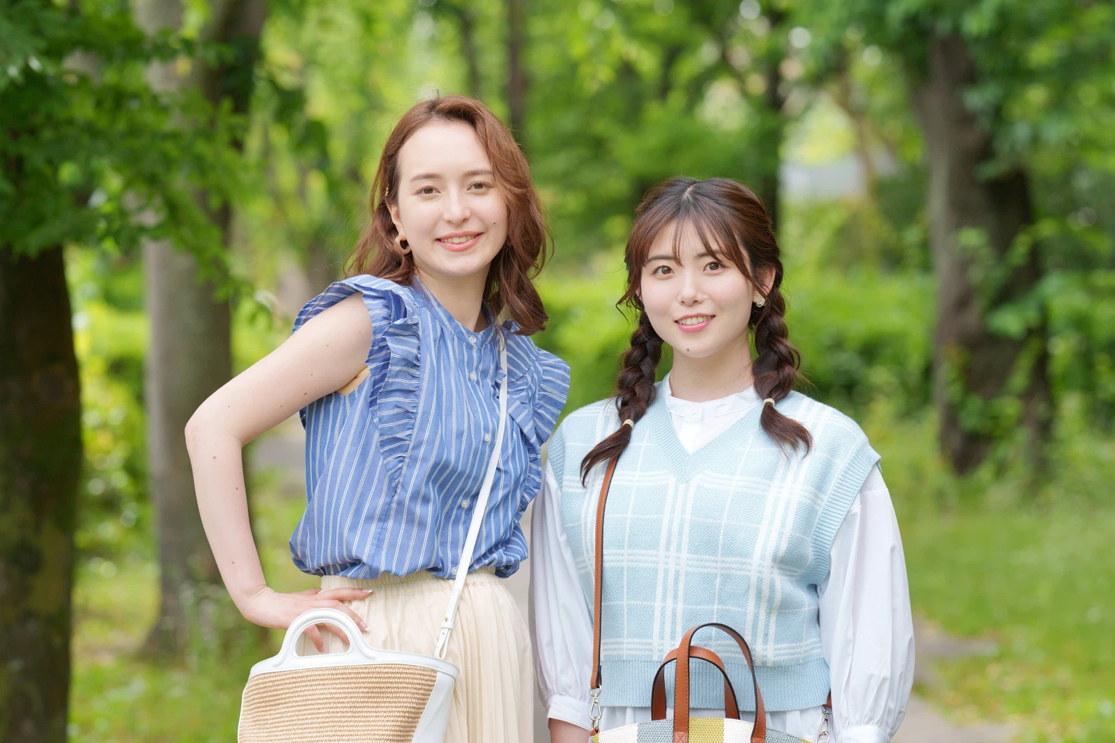 教室で協働学習を行う生徒たち