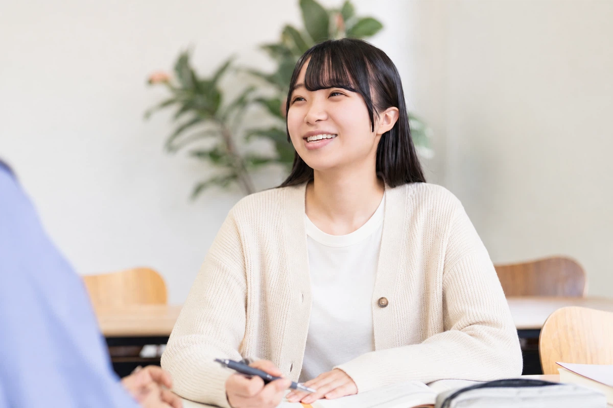 校外を歩く生徒たち