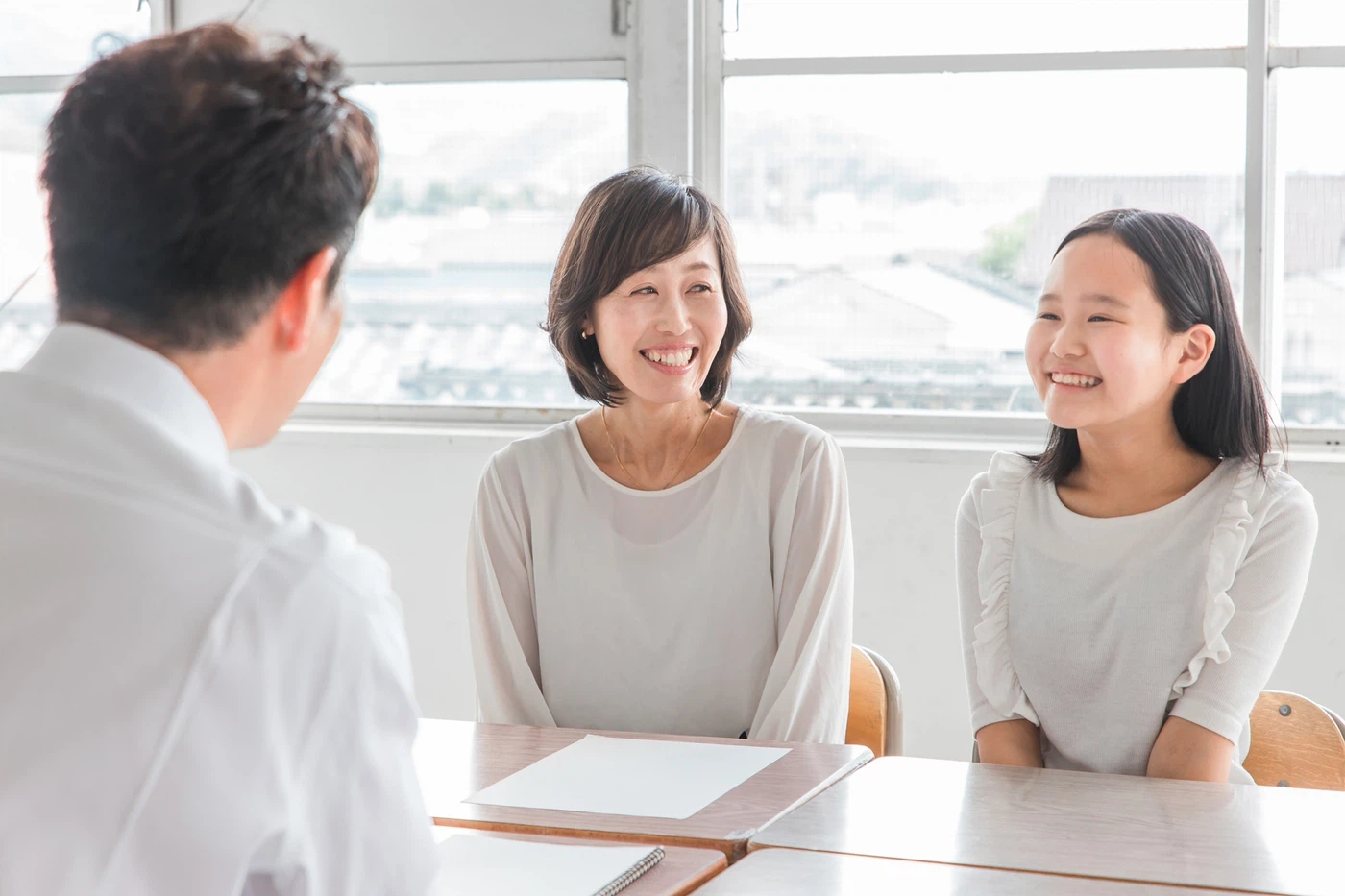教室で会話する生徒たち